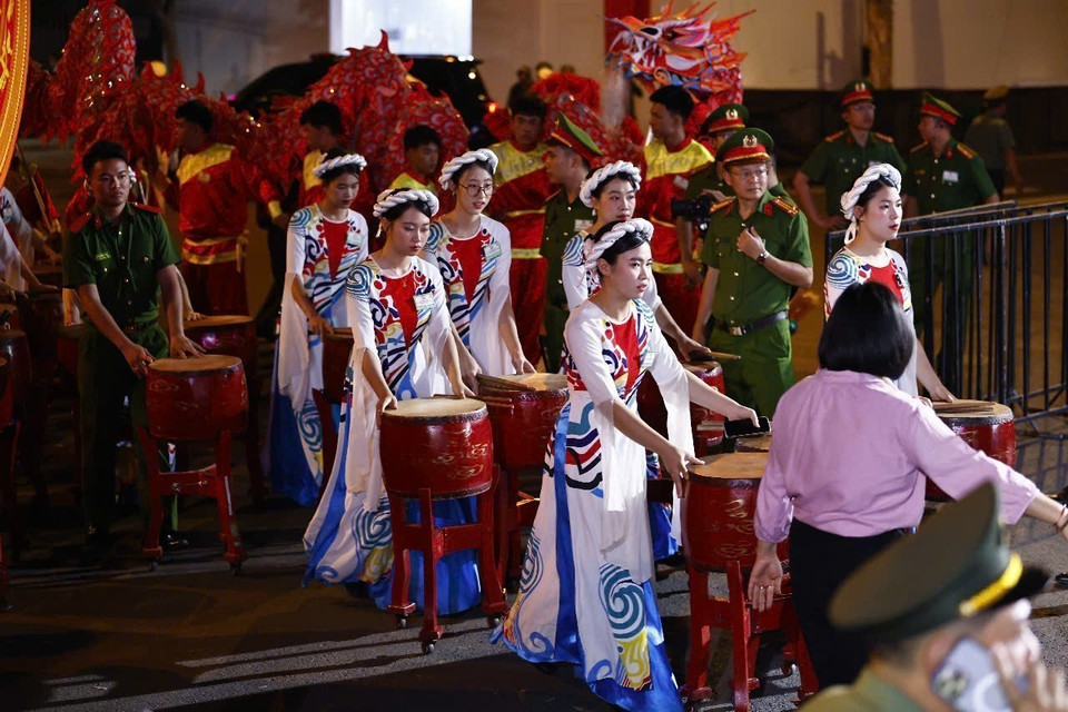 The drum troupe moves into position. (Photo: VNA)