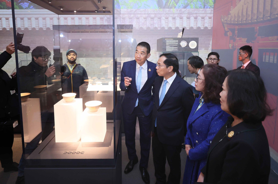 Deputy PM and FM Bui Thanh Son and Thai FM Maris Sangiampongsa together with their spouses visit the Thang Long Imperial Citadel. (Photo: VNA)