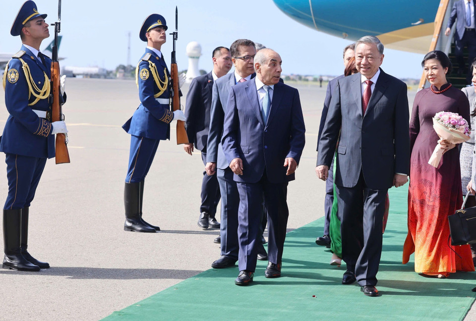 First Deputy Prime Minister of Azerbaijan Yagub Eyyubov welcomes Party General Secretary To Lam and his spouse at Heydar Aliyev International Airport in Baku. (Photo: Thong Nhat – VNA)
