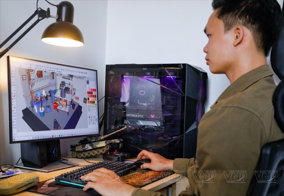 One afternoon wandering through Hanoi’s Old Quarter, Cuong stopped at a modest sidewalk tea stall, faded walls, old lightbulbs, a simple teapot set. He suddenly realized these were more than everyday objects; they carried stories of time and people. From quick snapshots, Cuong created the model “Hanoi Sidewalk.” He said the conceptual stage is the most time-consuming part of the process. (Photo: Vietnam Pictorial)