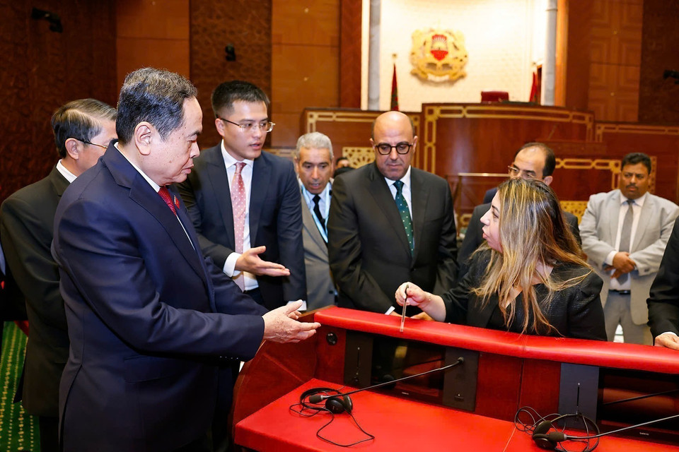 Chairman of the National Assembly Tran Thanh Man and President of the Moroccan House of Councillors Mohamed Ould Errachid tour the Senate chamber. (Photo: VNA)