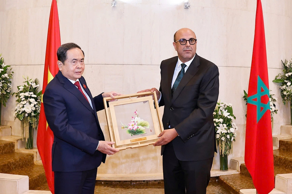 Chairman of the National Assembly Tran Thanh Man presents a souvenir to President of the Moroccan House of Councillors Mohamed Ould Errachid. (Photo: VNA)