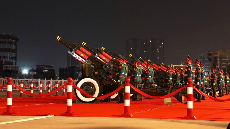 The ceremonial artillery area is fully prepared for the celebration and grand parade scheduled to begin at 7:00 AM on April 30. (Photo: Quang Chau - VNA)