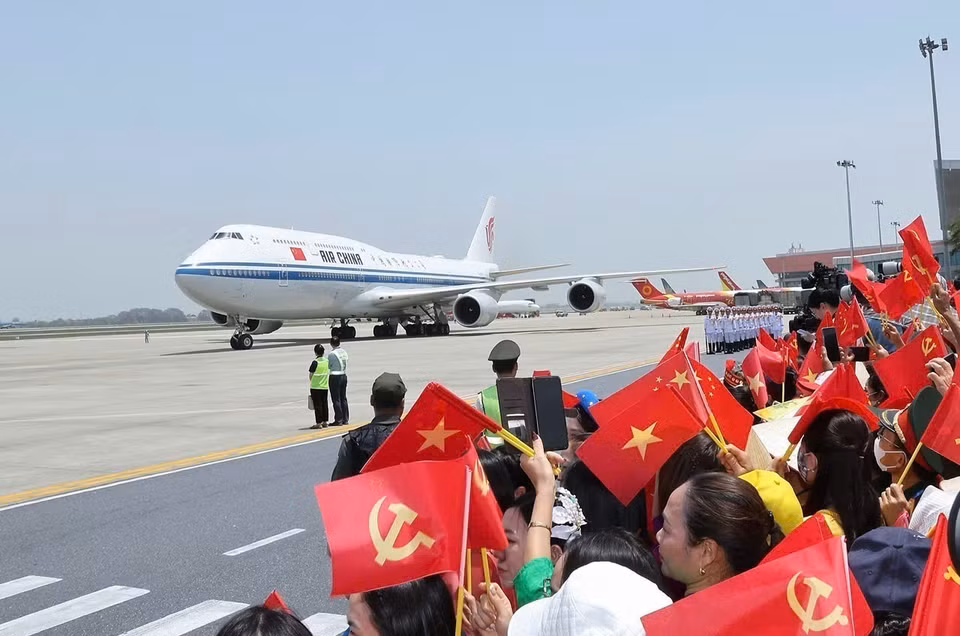 The aircraft carrying General Secretary and President Xi Jinping and the high-level Chinese delegation lands at Noi Bai International Airport. (Photo: VNA)