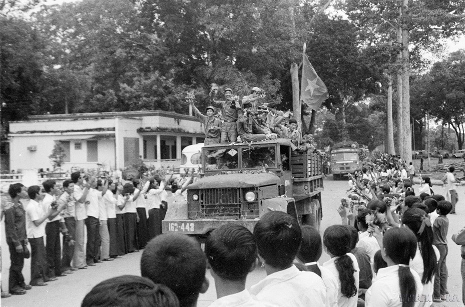 Cambodian children bid a heartfelt farewell to Vietnamese volunteer soldiers returning home in 1982. (Photo: Nguyen Dinh – VNA)