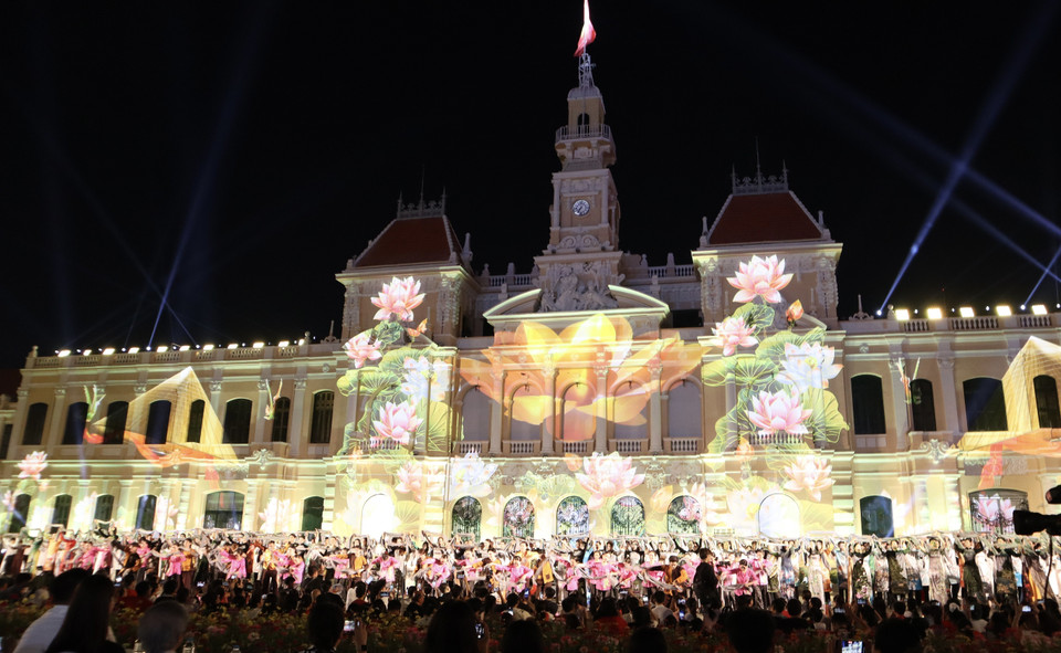 More than 400 performers take part in the folk dance performance. (Photo: Xuan Anh – VNA)