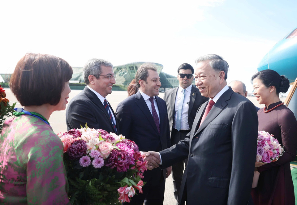 Azerbaijani officials welcome Party General Secretary To Lam and his spouse at Heydar Aliyev International Airport in Baku. (Photo: Thong Nhat – VNA)