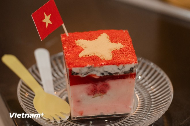 One of the cafés draws crowds with its creatively designed drinks and cakes, topped with flag decorations — perfect for check-ins and photos. (Photo: Hoai Nam/Vietnam+)