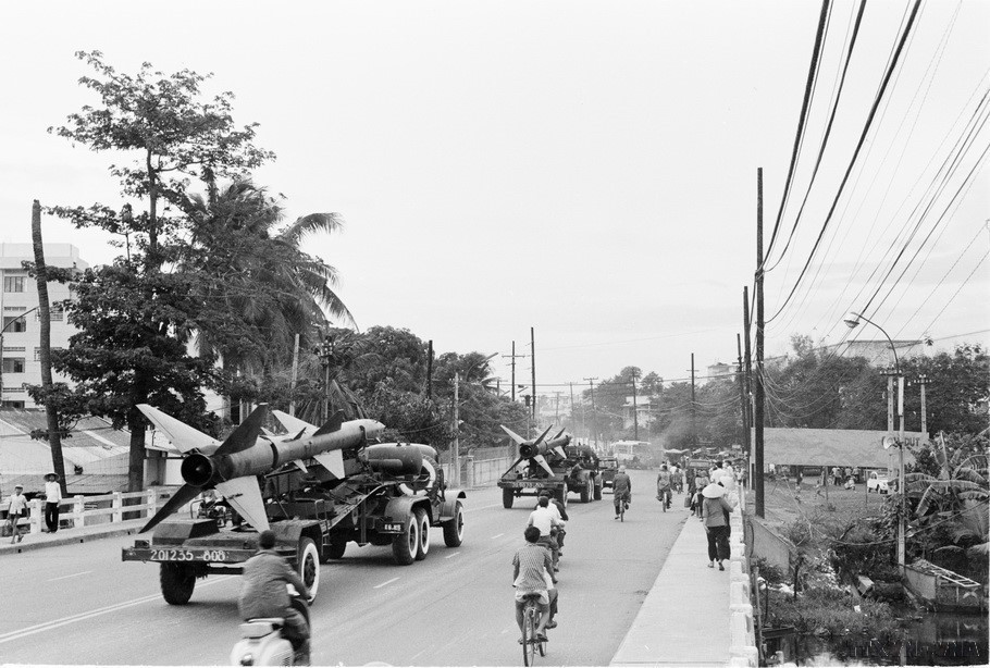 All forces advancing toward Saigon are fully ready. Officers and soldiers are filled with determination to win. On their helmets, sleeves, gun stocks, barrels, and vehicles, the words of beloved Uncle Ho are written: “Onward! Total victory will be ours.” In the photo: Liberation Army missile units enter Saigon. (Photo: Van Bao/VNA)