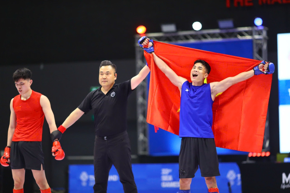 Van Minh defeats his Malaysian opponent by technical knockout. (Photo: Published by VNA)