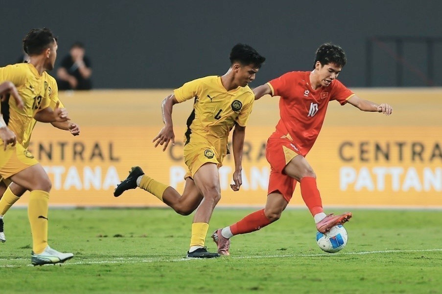 Vietnam U22 players launch an attack. (Photo: Minh Quyet – VNA correspondent in Thailand)