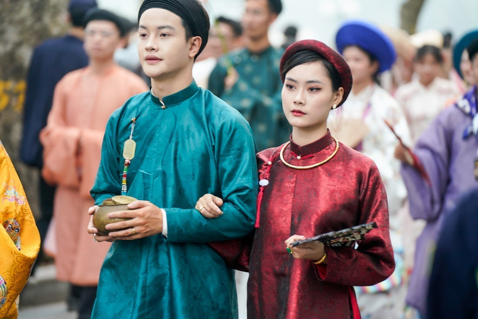The parade troupe circles Hoan Kiem Lake. Photo: Khanh Hoa – VNA