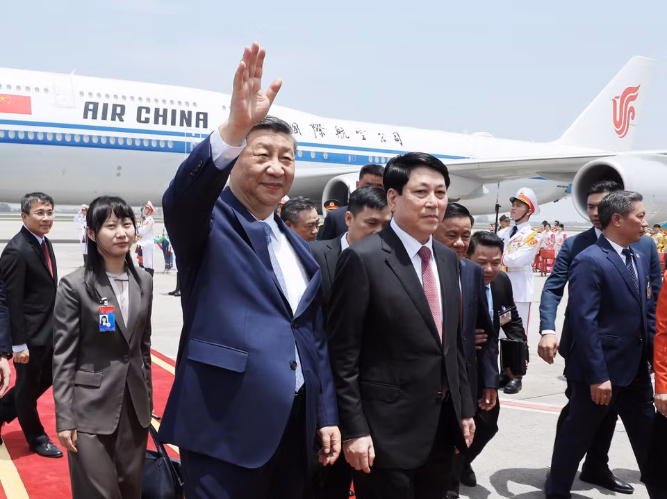 General Secretary of the Communist Party of China Central Committee and President of China Xi Jinping arrives in Hanoi, beginning his two-day state visit to Vietnam. (Photo: VNA)