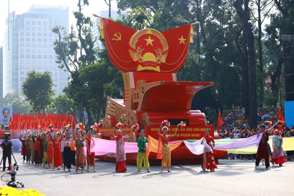 The parade begins with a formation of vehicles featuring the model of the National Emblem of the Socialist Republic of Vietnam. Photo: VNA