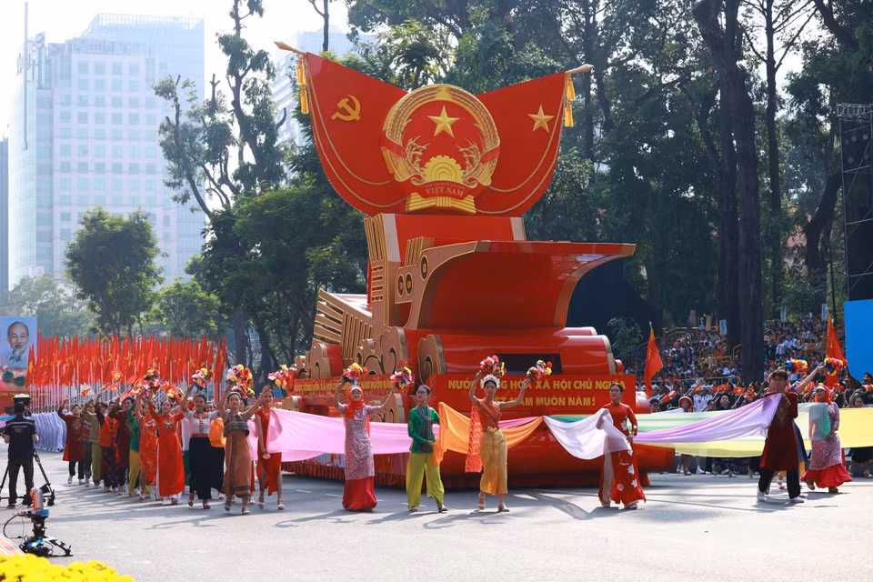 The parade begins with a formation of vehicles featuring the model of the National Emblem of the Socialist Republic of Vietnam. Photo: VNA