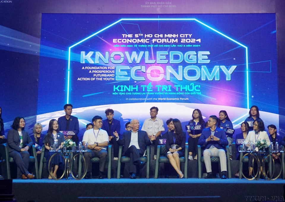 Professor Klaus Schwab, WEF founder and Executive Chairman, meets outstanding young citizens of Ho Chi Minh City to discuss "Knowledge economy – A foundation for a prosperous future and action of the youth" in October 2024. (Photo: Thu Hoai - VNA)