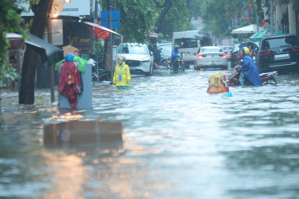 Severe flooding on Tran Quoc Toan Street near the Quang Trung intersection. (Photo: Hoang Hieu – VNA)