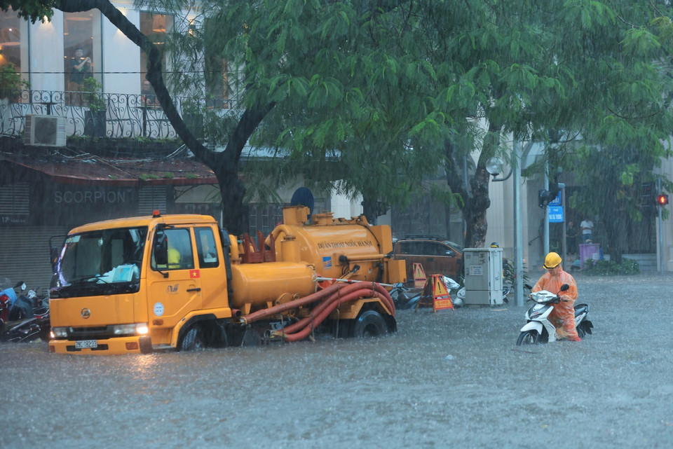 Floodwaters on Hai Ba Trung Street. (Photo: Hoang Hieu – VNA)