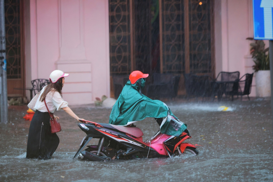 Floodwaters rise on Hai Ba Trung Street. (Photo: Hoang Hieu – VNA)