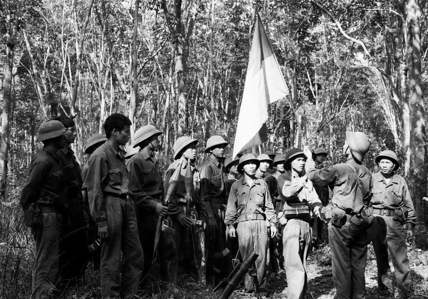 Victory flags are handed over in a send-off ceremony for Regiment 3 (Khe Sanh Brigade) before heading into the campaign to liberate Saigon, held in a rubber forest in Bien Hoa (Dong Nai). (Photo: Quang Thanh/VNA)