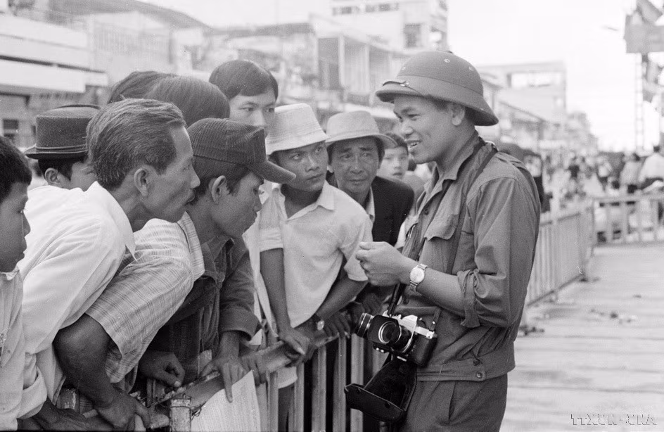 VNA reporter Hua Kiem meets with people in Saigon to report on the historic victory of the 1975 Ho Chi Minh Campaign, which led to the complete liberation and reunification of Vietnam. (Photo: VNA)