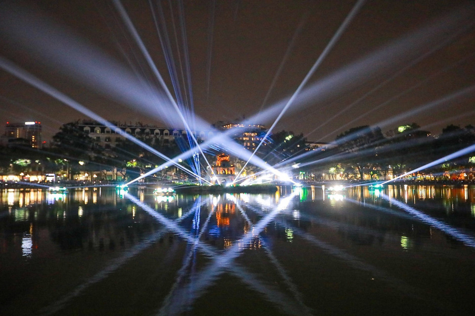 The Ho Guom – Thap Rua (Hoan Kiem Lake – Turtle Tower) artistic lighting space runs from December 24, 2025 to January 4, 2026. (Photo: Khanh Hoa – VNA)