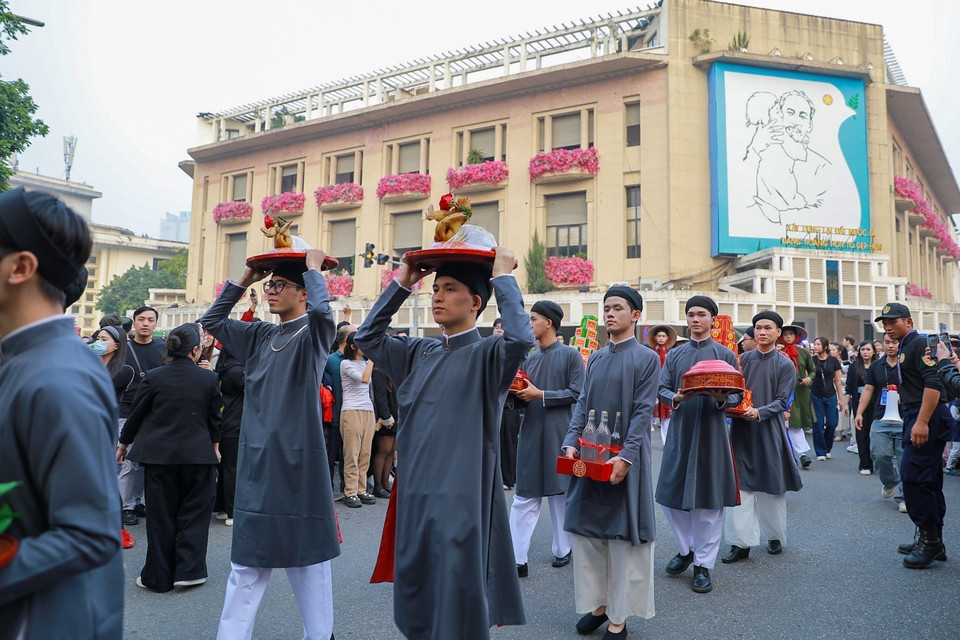 The parade troupe circles Hoan Kiem Lake. Photo: Khanh Hoa – VNA