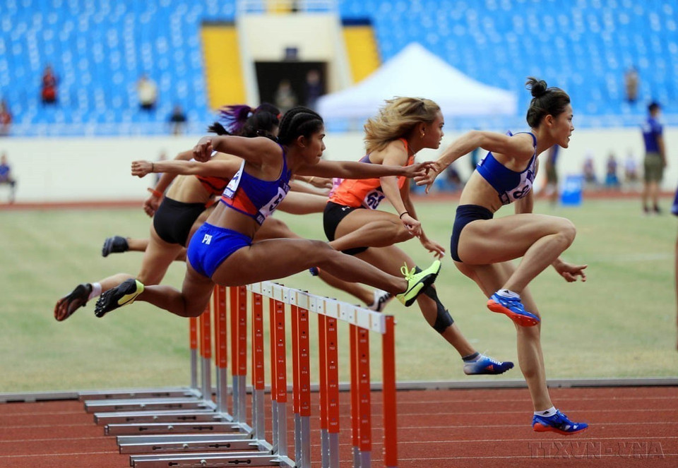 Photography serves as a powerful medium for promoting Vietnam’s culture and people to the world. In the photo: Vietnam’s track and field team wins 22 gold medals, setting a new record at a single SEA Games and helping the host nation top the overall rankings. (Photo: VNA)