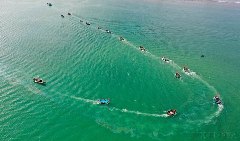 Photography serves as a powerful medium for promoting Vietnam’s culture and people to the world. In the photo: Fishermen in Da Nang set sail after the traditional Whale Worshiping Festival, a major event praying for calm seas and bountiful catches. (Photo: VNA)