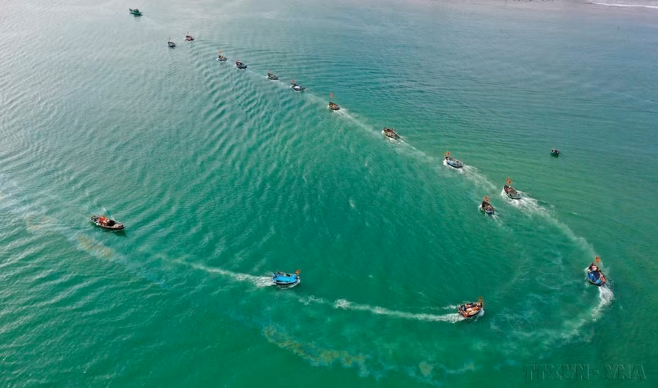 Photography serves as a powerful medium for promoting Vietnam’s culture and people to the world. In the photo: Fishermen in Da Nang set sail after the traditional Whale Worshiping Festival, a major event praying for calm seas and bountiful catches. (Photo: VNA)