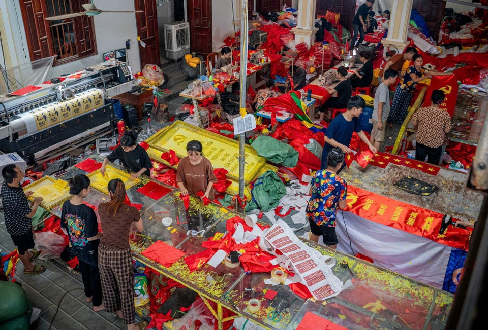 As National Day approaches, the production atmosphere in households making the national flag in Tu Van village (Chuong Duong commune, Hanoi) becomes busier and more vibrant. (Photo: VNA)