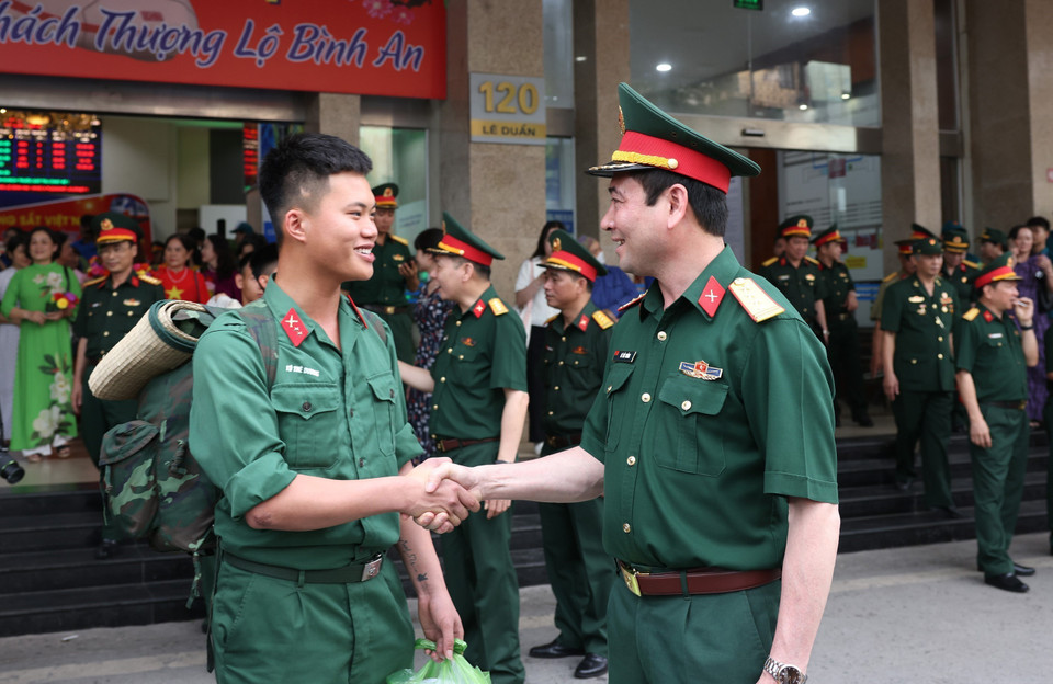 A commander greets the soldiers on their return. (Photo: Quoc Khanh – VNA)