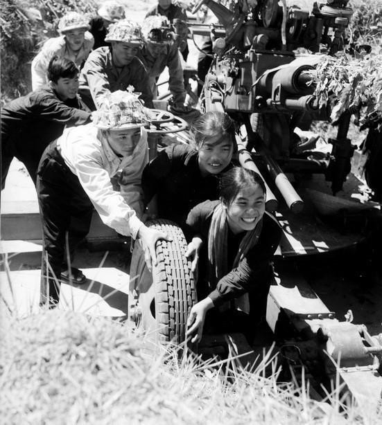 Between 1955 and 1975, the Party achieved significant progress, building socialism in the North while fighting for national reunification in the South. In the photo: Youth from Dong Phu commune, Quang Binh province, assist soldiers in moving artillery to the battlefield (1965). (Photo: Duc Nhu - VNA)
