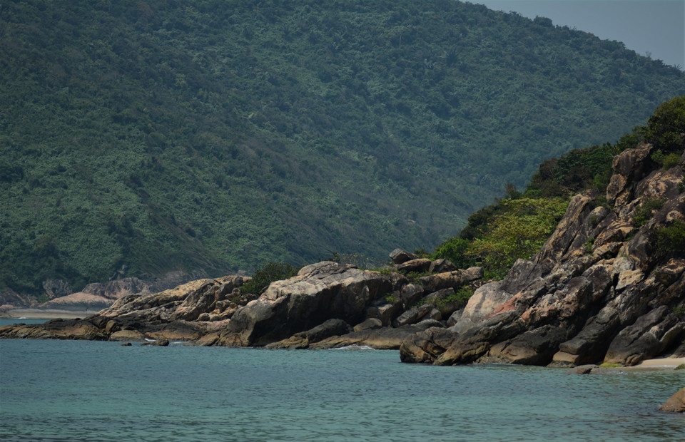 Impressive rock formations on Son Cha Island add to its untouched, majestic appeal. (Photo: Van Dung/VNA)