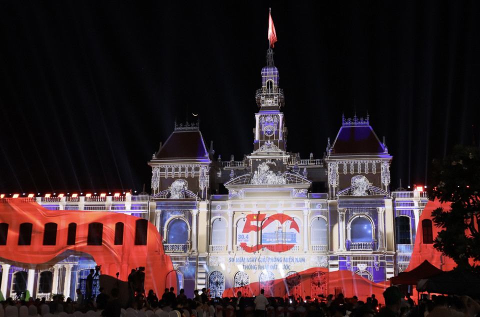 3D mapping projection of the 50th anniversary emblem of Southern Liberation and National Reunification. (Photo: Xuan Anh – VNA)