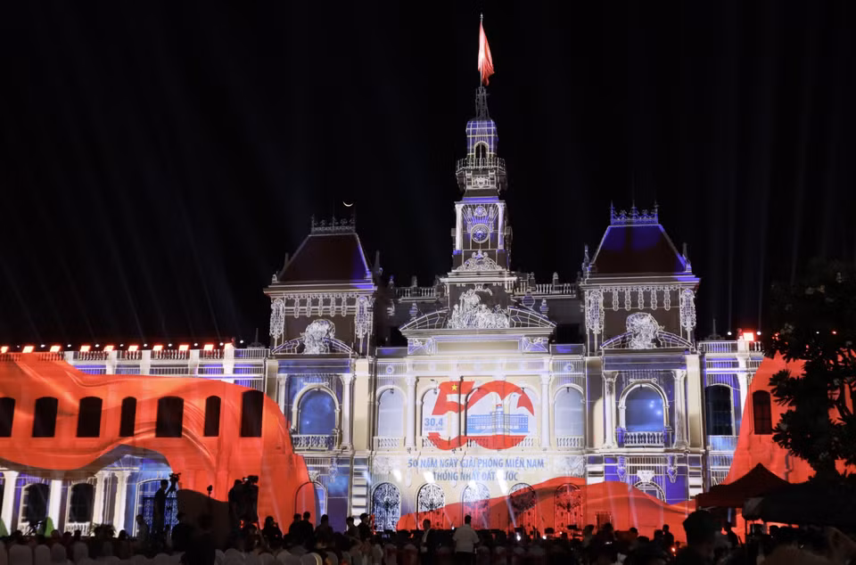 3D mapping projection of the 50th anniversary emblem of Southern Liberation and National Reunification. (Photo: Xuan Anh – VNA)