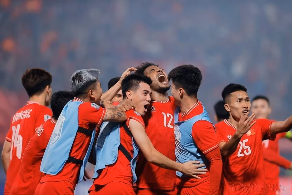 Photography serves as a powerful medium for promoting Vietnam’s culture and people to the world. In the photo: Vietnamese football players celebrate taking a 1-0 lead against Thailand in the first leg of the 2024 ASEAN Mitsubishi Electric Cup final. (Photo: VNA)