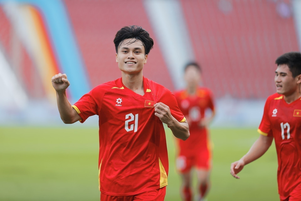 Minh Phuc (21) celebrates after doubling Vietnam’s lead to 2–0. (Photo: Minh Quyet – VNA correspondent in Thailand)
