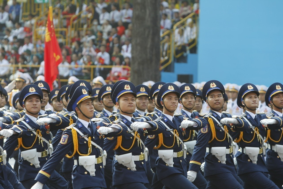 The Coast Guard officers march past the grandstand. Photo: VNA