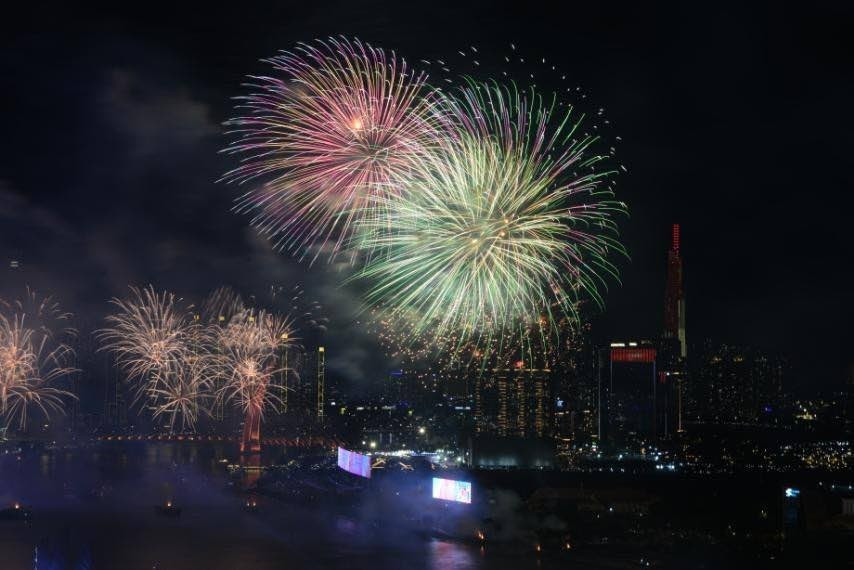 Fireworks light up the sky in celebration of the 50th anniversary of national reunification. (Photo: VNA)