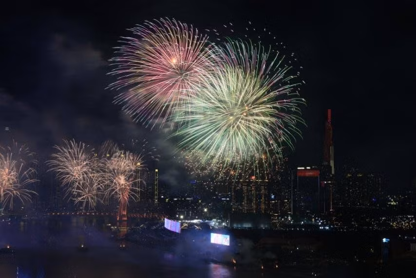 Fireworks light up the sky in celebration of the 50th anniversary of national reunification. (Photo: VNA)