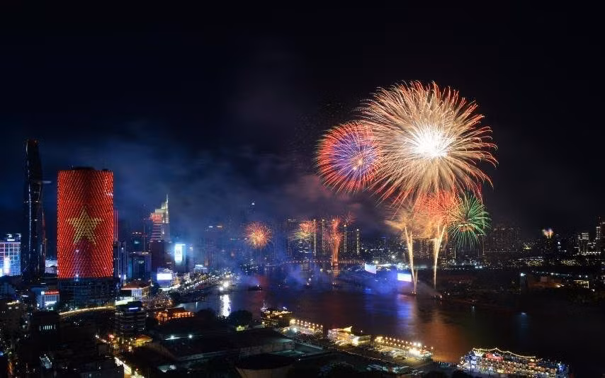 Fireworks light up the sky in celebration of the 50th anniversary of national reunification. (Photo: VNA)