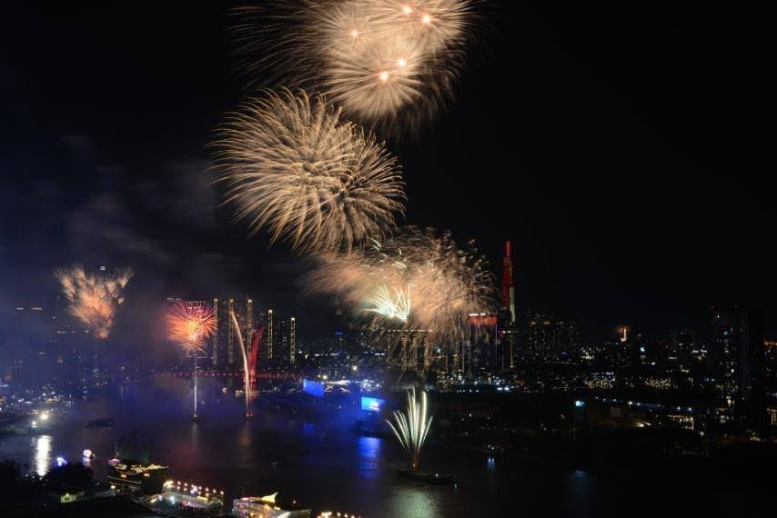 Fireworks light up the sky in celebration of the 50th anniversary of national reunification. (Photo: VNA)