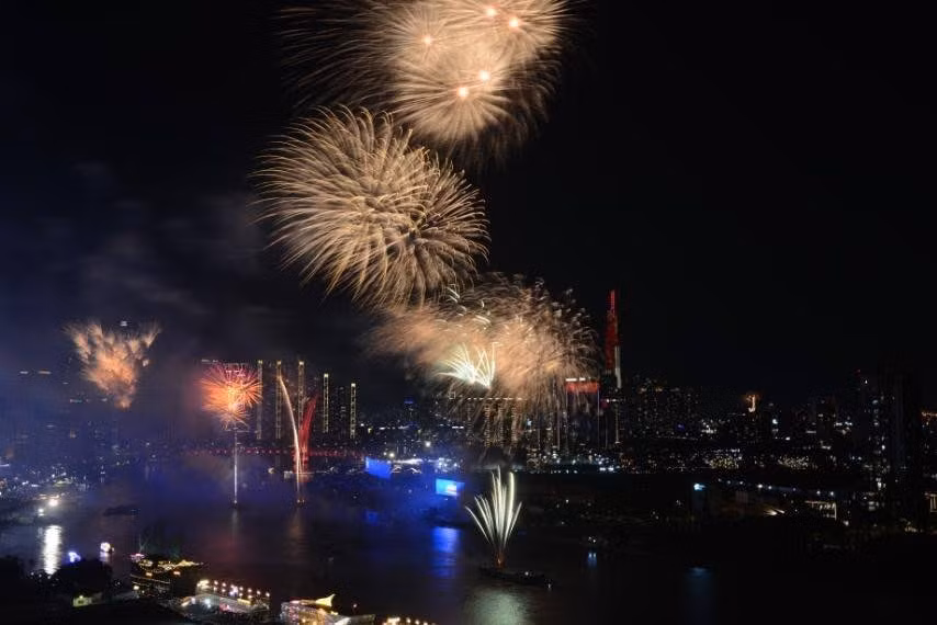 Fireworks light up the sky in celebration of the 50th anniversary of national reunification. (Photo: VNA)