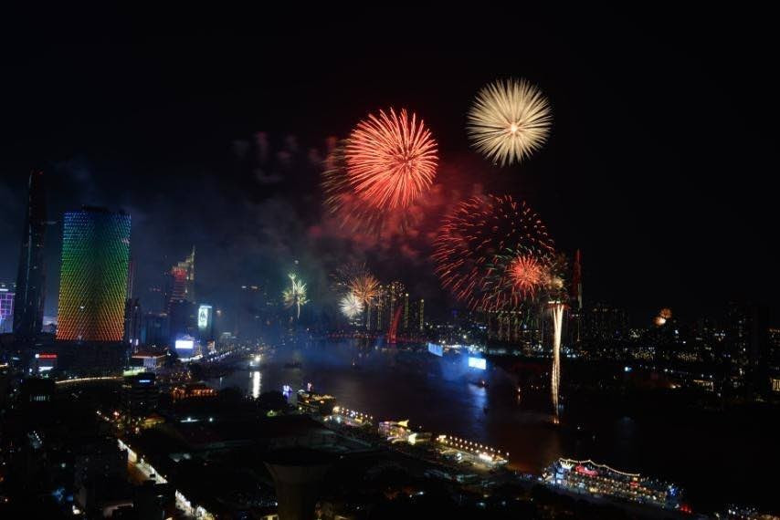 Fireworks light up the sky in celebration of the 50th anniversary of national reunification. (Photo: VNA)