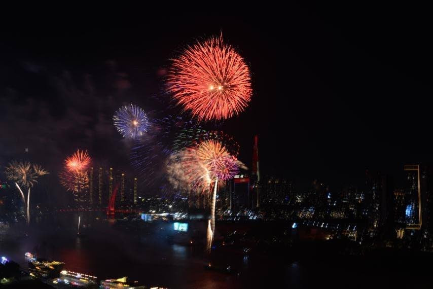 Fireworks light up the sky in celebration of the 50th anniversary of national reunification. (Photo: VNA)
