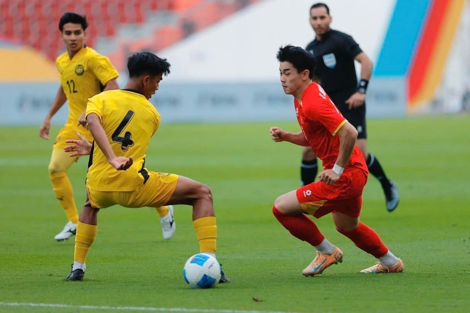 Vietnam U22 immediately pushes forward after kickoff, launching continuous attacks that force Malaysia U22 onto the defensive. (Photo: Minh Quyet – VNA correspondent in Thailand)