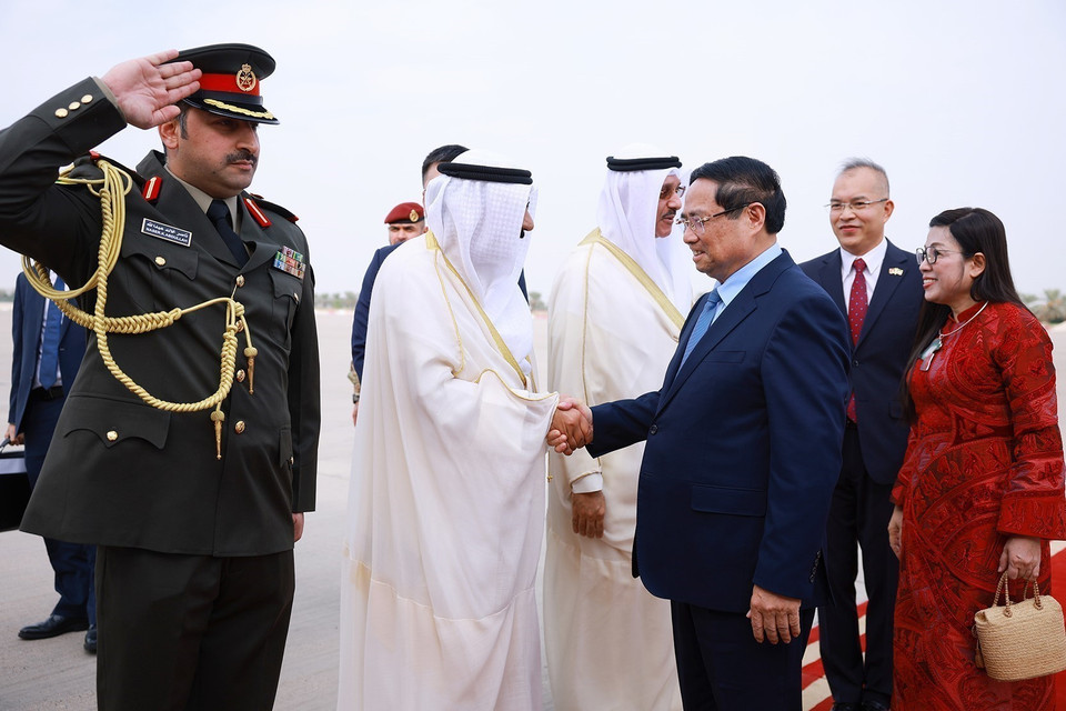 Welcome ceremony for Prime Minister Pham Minh Chinh and his spouse at the start of their official visit to Kuwait. (Photo: Duong Giang/VNA)