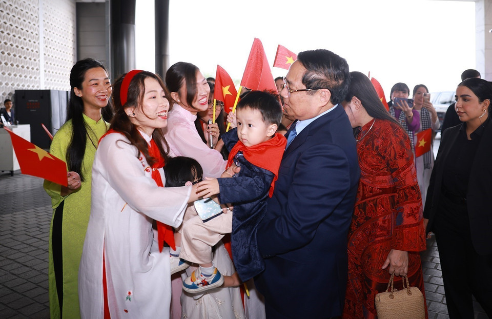 Staff of the Vietnamese Embassy and members of the Vietnamese community in Kuwait welcome Prime Minister Pham Minh Chinh and his spouse. (Photo: Duong Giang/VNA)
