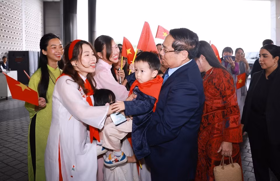 Staff of the Vietnamese Embassy and members of the Vietnamese community in Kuwait welcome Prime Minister Pham Minh Chinh and his spouse. (Photo: Duong Giang/VNA)